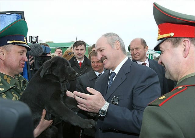 Александр Лукашенко и черный лабрадор